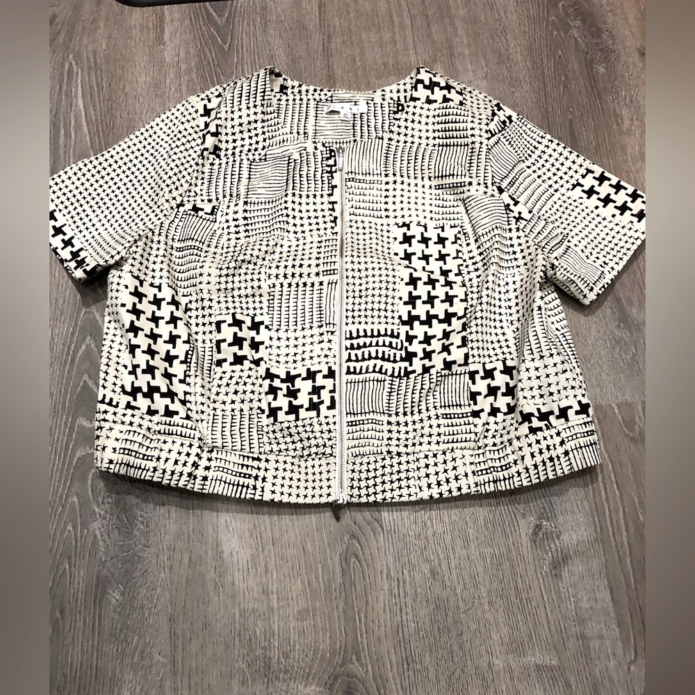 CABI. Coupe Bomber Jacket. Short Sleeve. Double zipper. NWOT.